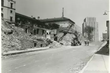 Historic photo of Kellogg Boulevard bridge construction