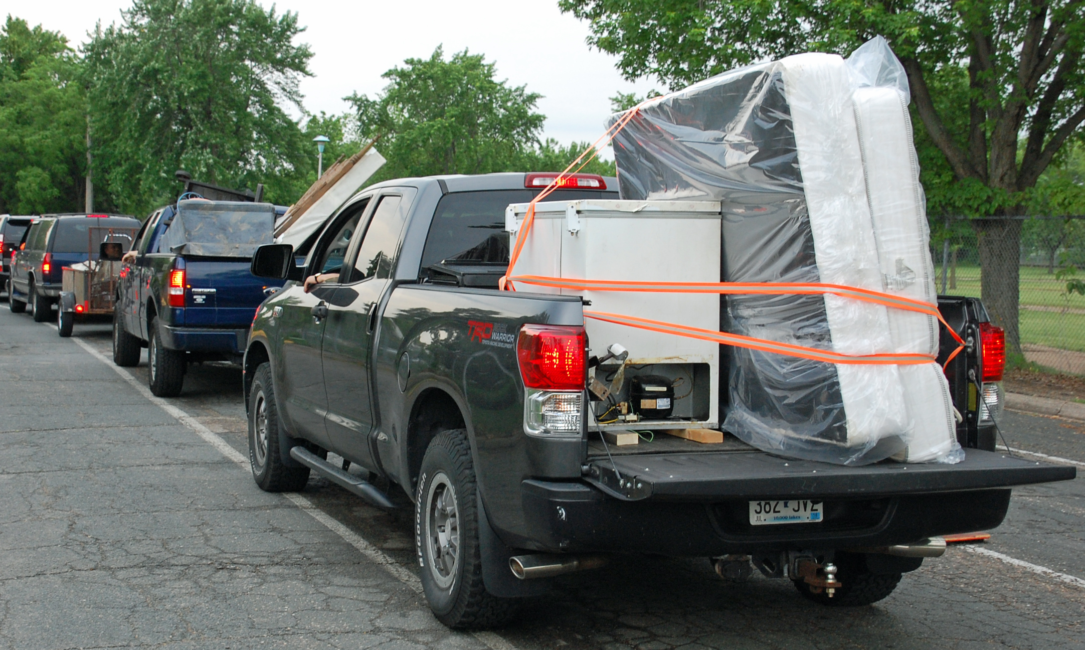 vehicles in line to drop-off appliances and mattresses at event