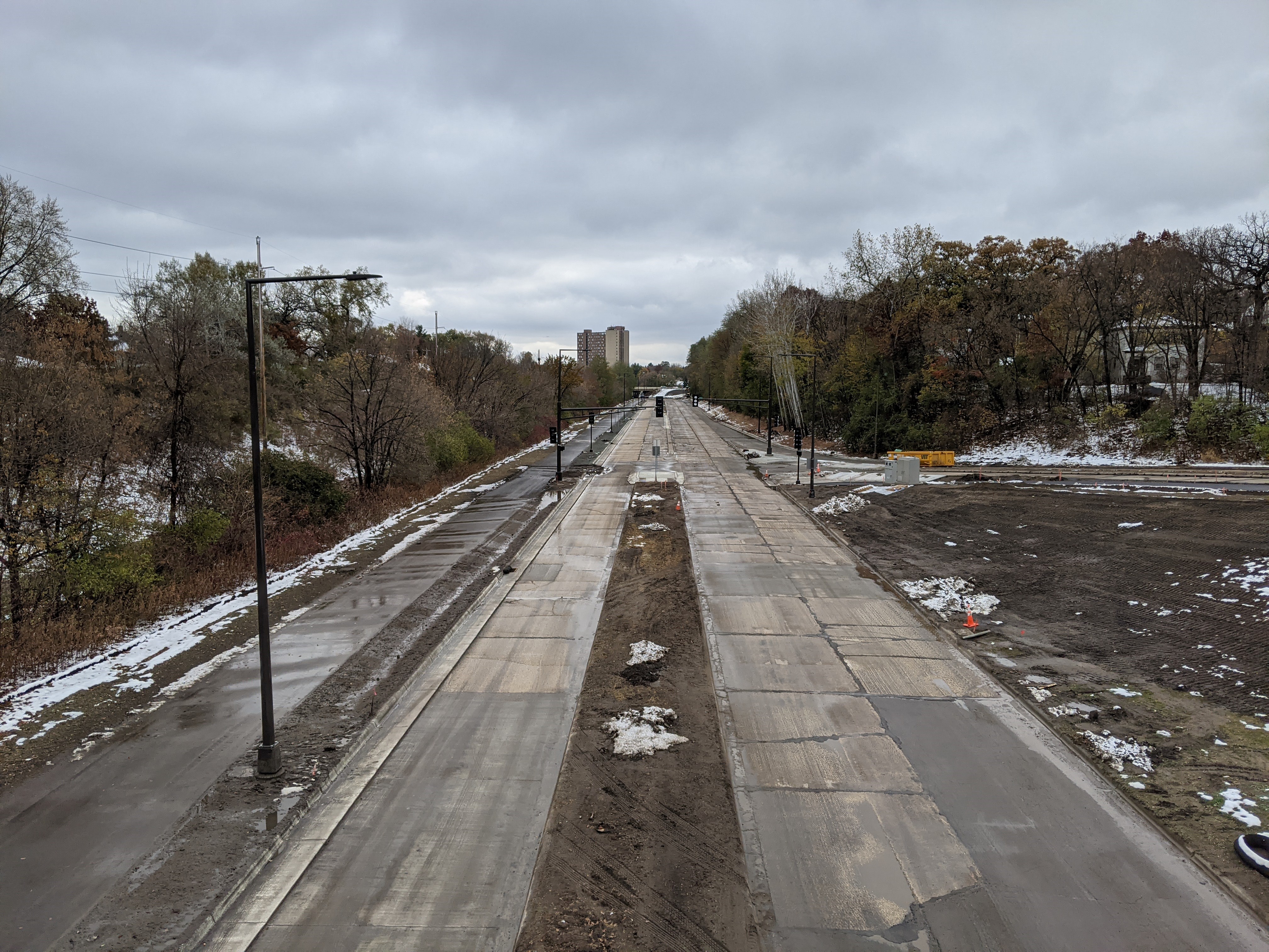 Ayd Mill Road construction photo showing the southbound view from the Grand Avenue overpass as of 10.26.20. Photo shows new trail on east side of Ayd Mill Road and new traffic and street lights.