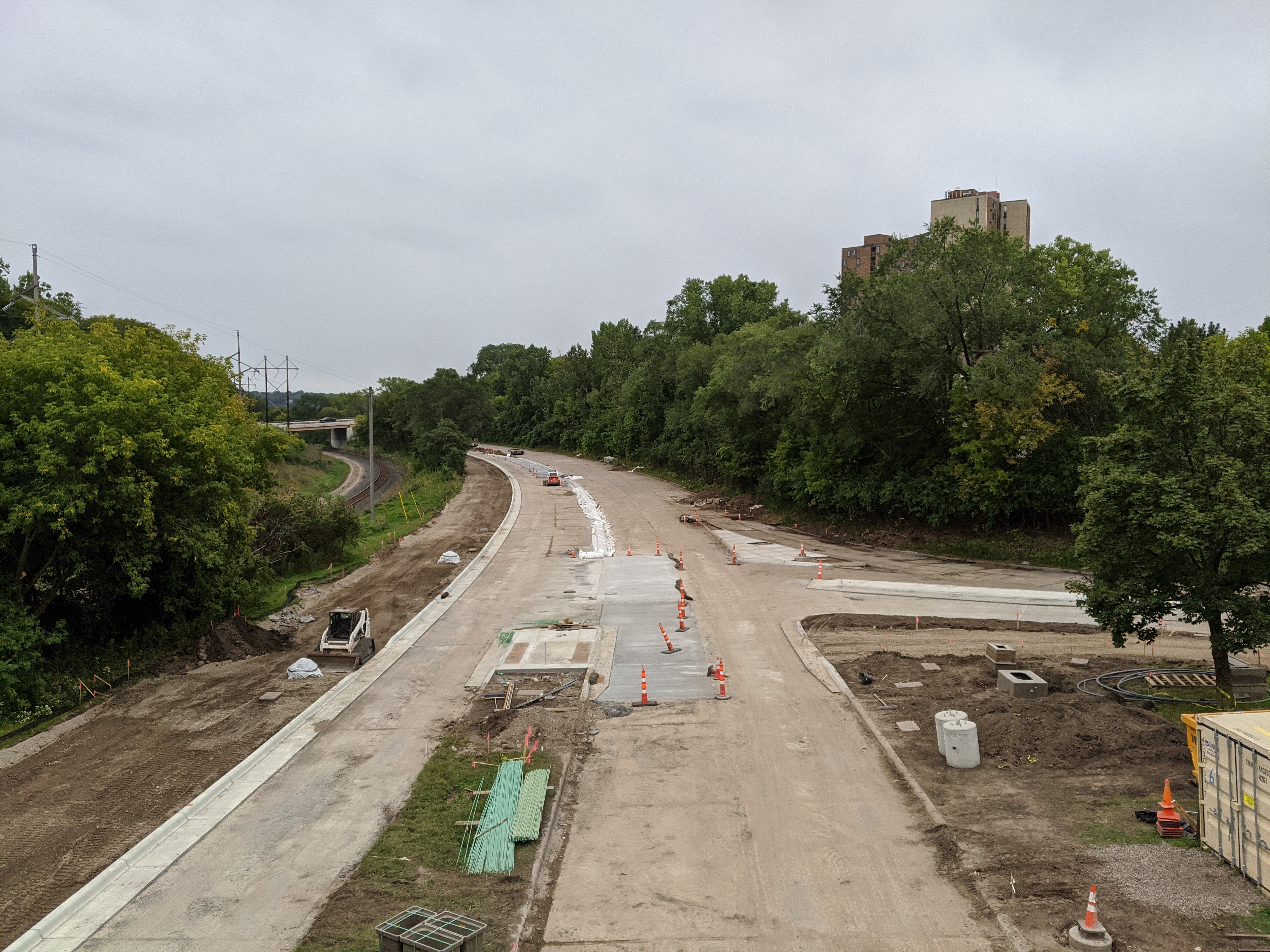 Photo showing the construction of Ayd Mill Road. The view is south bound from the St Clair Avenue overpass as of 9.11.20.