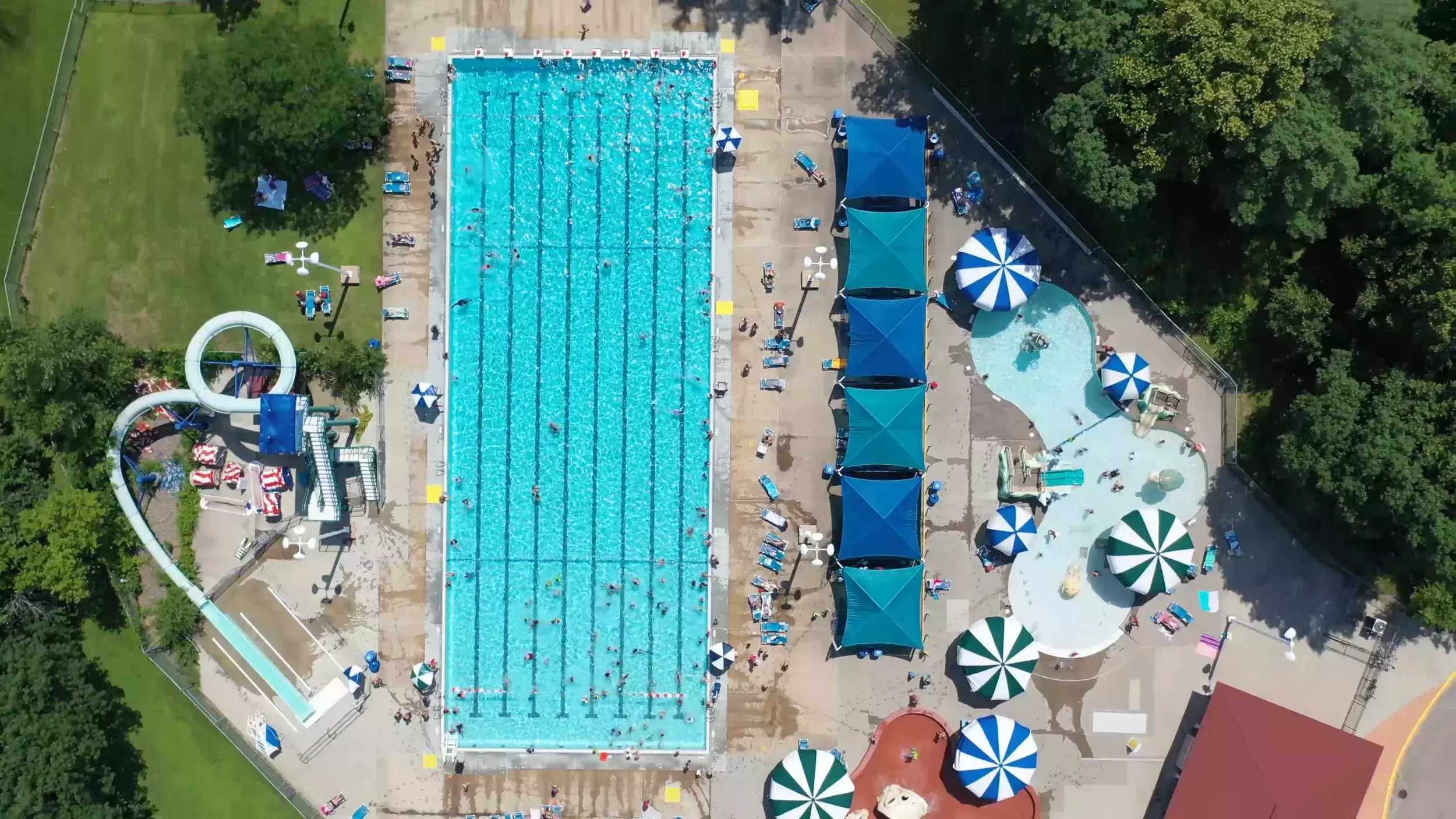 Drone photo of Highland Park Aquatic Center during summer.