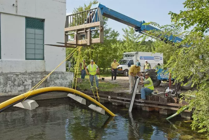 SPRWS crews installing aeration equipment on the banks of Vadnais Lak