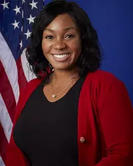 Lynnaia Jacobsen Headshot