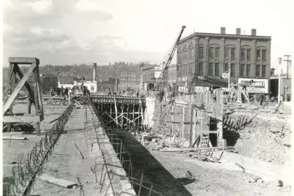 Historic photo of Kellogg Boulevard bridge construction