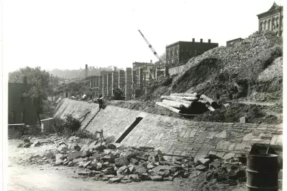 Historic photo of Kellogg Boulevard bridge construction