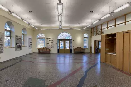 Como Streetcar Station - Interior